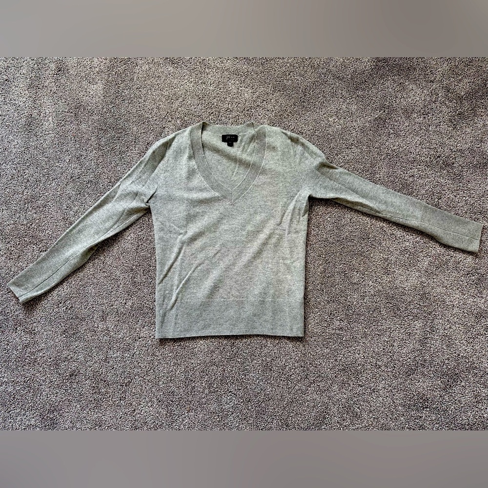 ALMOST NEW: J. Crew, XS, Gray, 100% cashmere, v-neck, cropped sweater, worn 1x